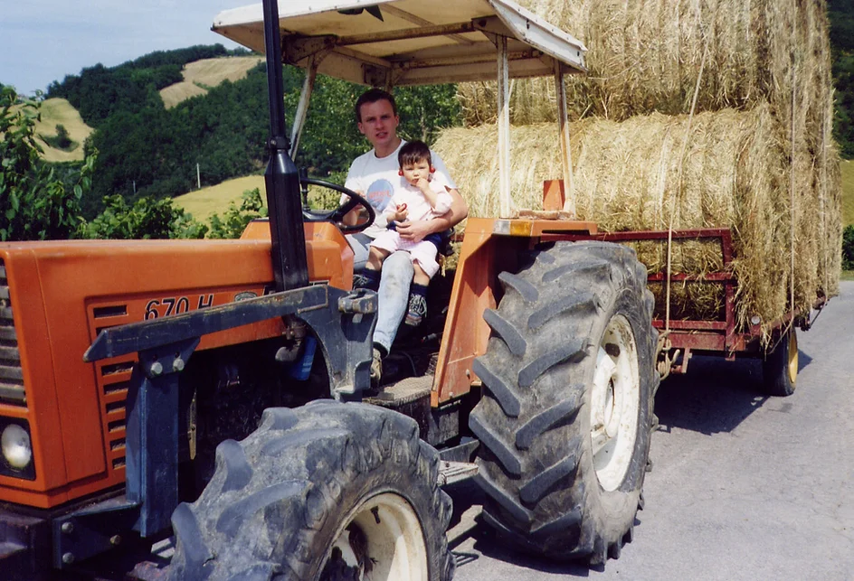 Agricoltore con la nipote sul trattore Fiat 670 DT mentre trasportano i balloni di fieno a casa, Agriturismo Farneto